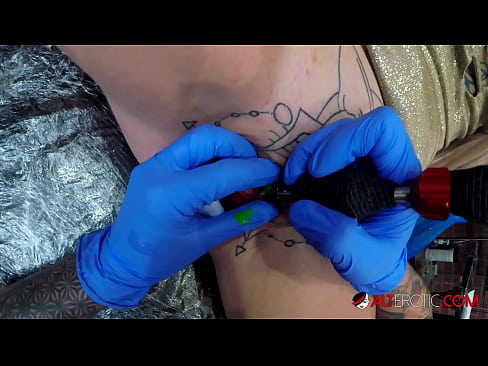 ❤️ La bomba Sully Savage, molt tatuada, es va tatuar al clítoris ☑ Porno al ca.port-amurasso.ru ❌️❤